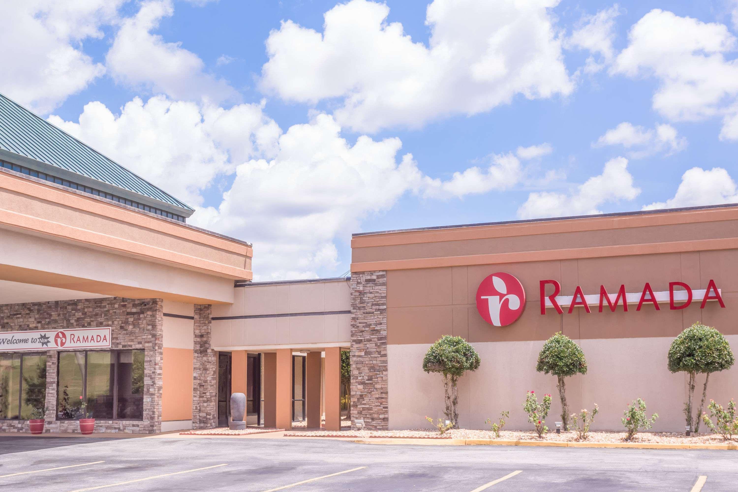 Hotel Ramada By Wyndham Macon Exterior foto