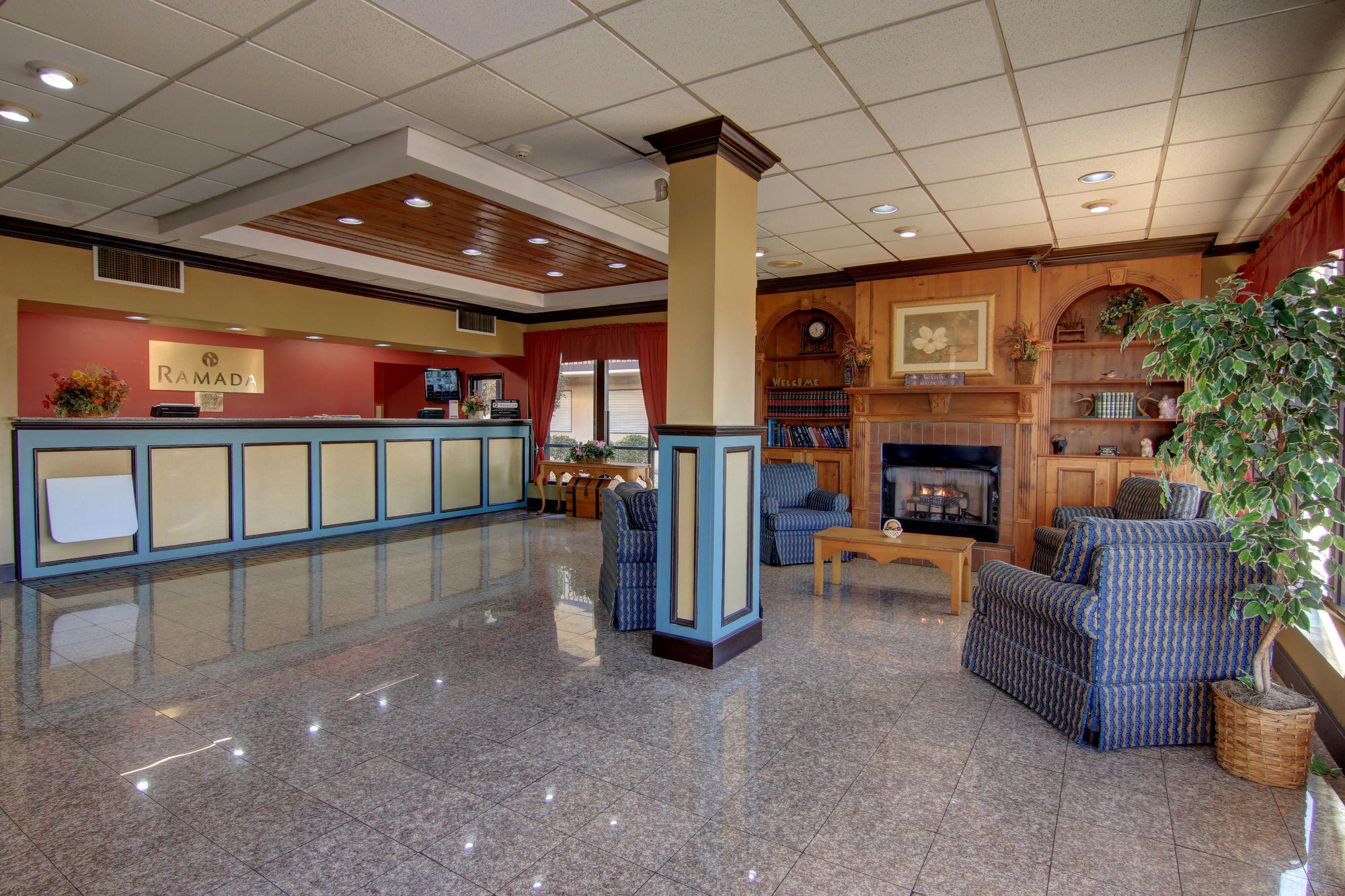 Hotel Ramada By Wyndham Macon Exterior foto