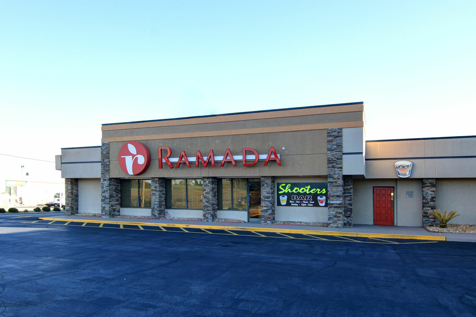Hotel Ramada By Wyndham Macon Exterior foto